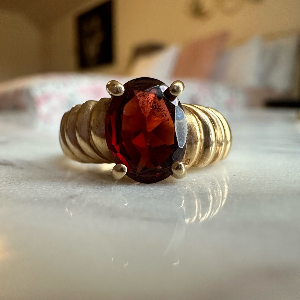 Elegant vintage  10k yellow gold Ring with a beautiful Garnet.
